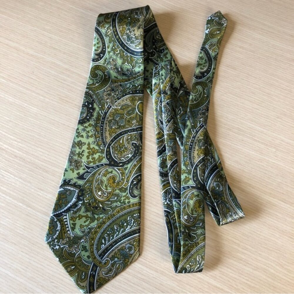 💕2/$30💕Gold City 100% Silk Paisley Patterned Tie